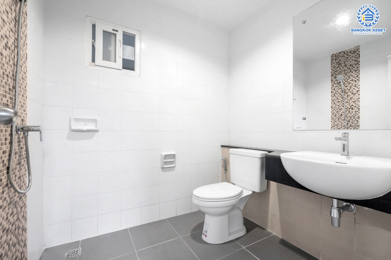 บ้านมือสองตกแต่งใหม่ ม.พฤกษาวิลเลจ11 รัตนาธิเบศร์-ราชพฤกษ์ เนื้อที่ 50 ตร.ว. ฟังก์ชั่นพร้อม 3 ห้องนอน 2 ห้องน้ำ 2 ที่จอดรถ บนทำเลศักยภาพ เข้า-ออกได้ทั้งถ.รัตนาธิเบศร์ และถ.ราชพฤกษ์ ใกล้รถไฟฟ้า "สถานีบางรักน้อยท่าอิฐ"